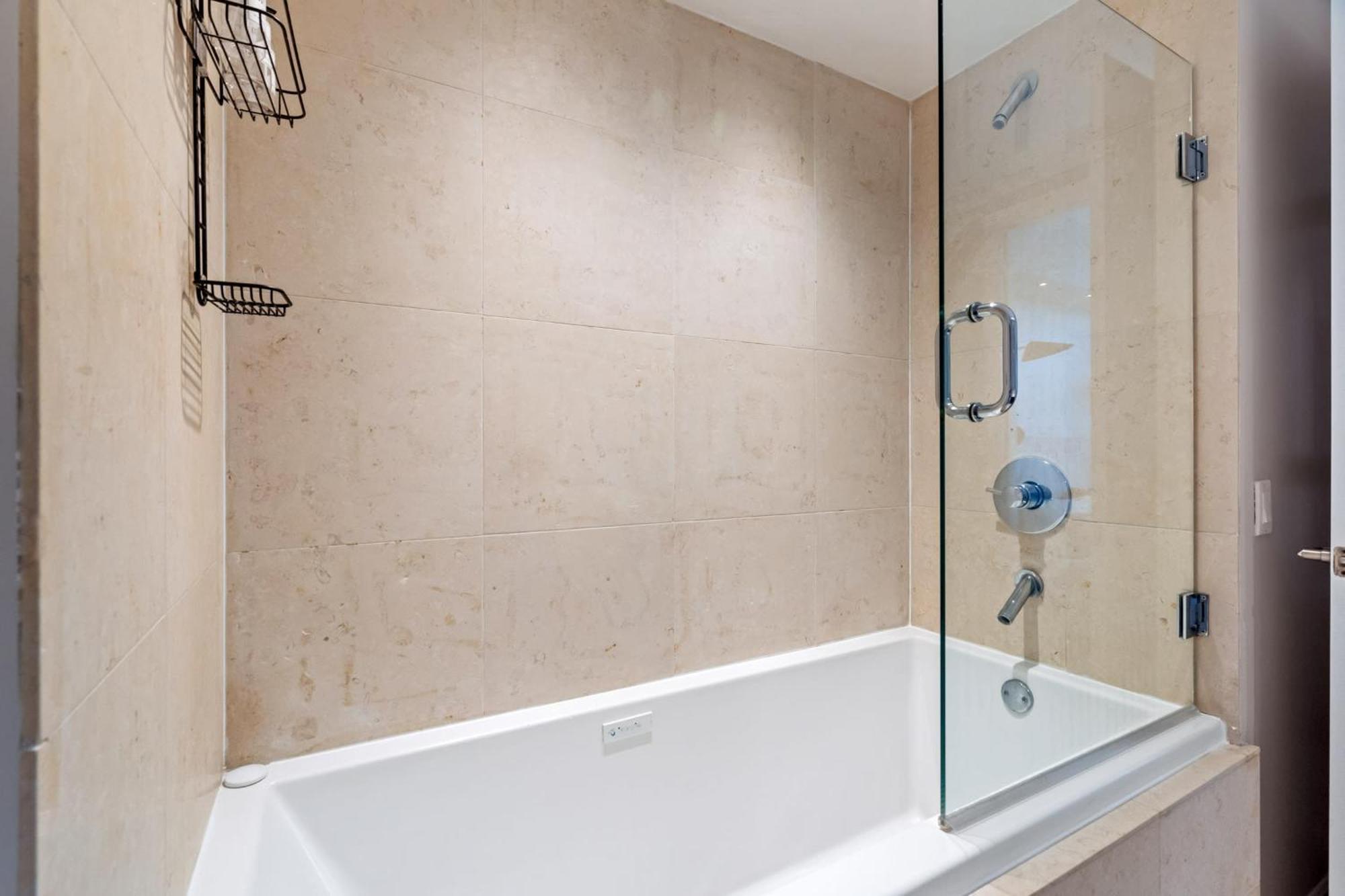 Luxury 2 Bd Free Pool + Gym + Casa vacanze *